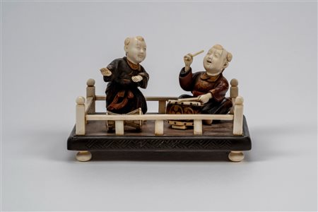 Okimono  in avorio e legno con due figure di musicanti, firmato, Giappone, epoca Meiji (1868–1912)