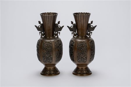 Coppia di vasi in bronzo giapponesi con manici a fenice, Giappone, periodo Meiji, fine XIX – inizi XX secolo.
