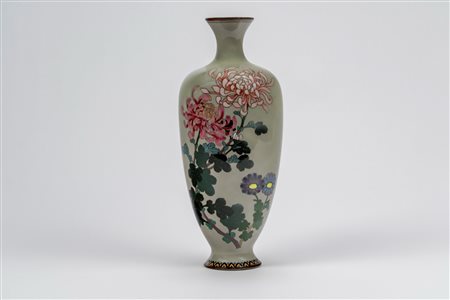 Vaso cloisonné decorato con crisantemi, Giappone, periodo Meiji, 1870-1890