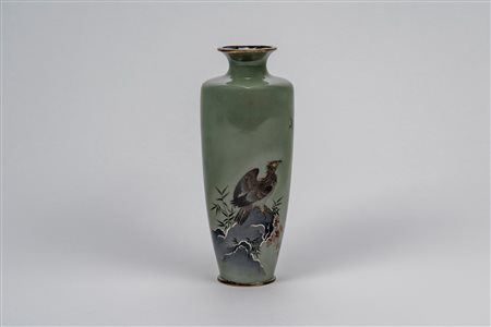 Vaso cloisonné a fondo grigio-verde, Giappone, periodo Meiji, 1879-1890