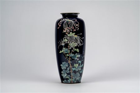 Elegante vaso cloisonné decoro con fiori a sfondo blu notte, Giappone, periodo Meiji