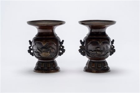 Coppia di vasetti in bronzo giapponese con uccelli acquatici, periodo Meiji, fine XIX secolo