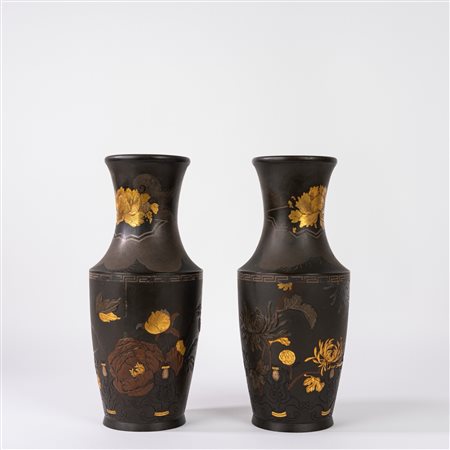 Coppia di vasi in bronzo decorazione a rilievo, incisione e doratura parziale, Giappone, periodo Meiji