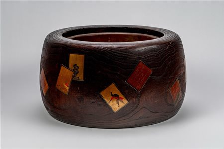 Hibachi (braciere) in legno scolpito a foggia di tronco con placche in lacca, Giappone, periodo Meiji