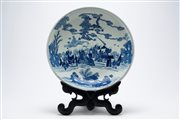Grande piatto in porcellana bianca e blu, raffigurante i Diciotto Arhat, Cina, Dinastia Qing, 19th Century