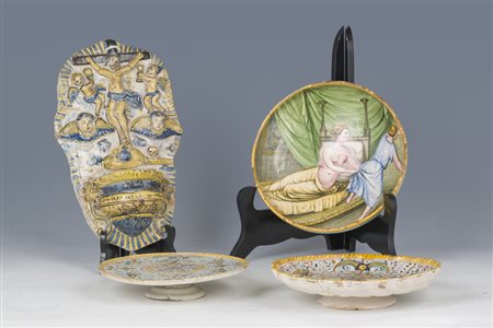 Due alzate, un piatto e un'acquasantiera, manifatture varie, XVII e XVIII secolo