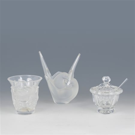 Lotto con due oggetti di Lalique e uno Baccarat, Francia, XX secolo