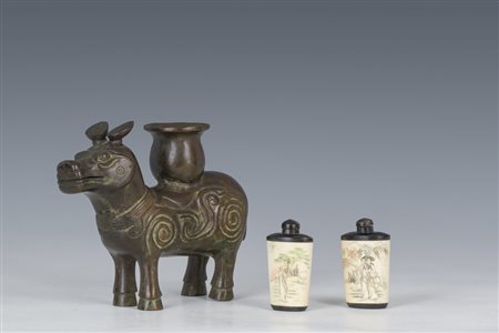 Brucia profumo e coppia di snuff bottle in osso, Cina, XIX/XX secolo