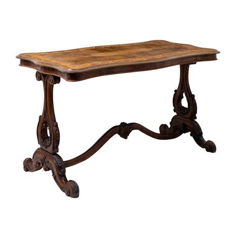 MANIFATTURA INGLESE DEL XX SECOLO, Tavolo da centro