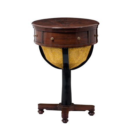 MANIFATTURA INGLESE DEL XIX SECOLO, Tavolino