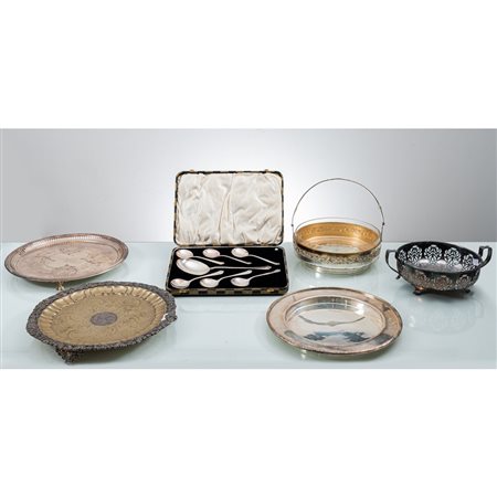 MAN. INGLESE PRIMI DEL '900, 4 centrotavola, piatto e cofanetto