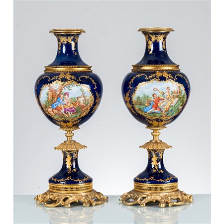 MANIFATTURA FRANCESE DEL XX SECOLO, Coppia di vasi