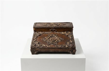 Leggio da tavolo (o scrittoio portatile) in legno intagliato Legno di noce