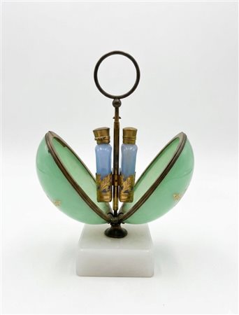 Necessaire da toilette "a uovo" in opaline verde e azzurro Manifattura francese (stile Palais Royal), XIX secolo