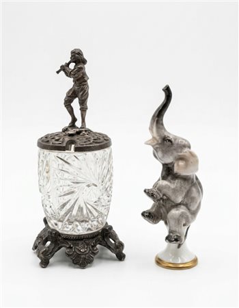 Lotto composto da una coppia di oggetti curioni da vetrina: Porta-spezie in cristallo e figurina in porcellana XIX - XX secolo