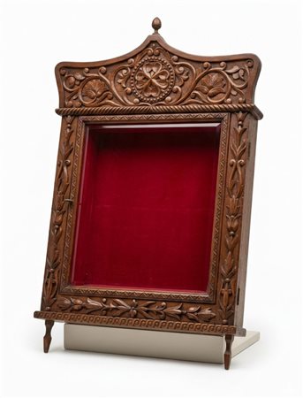 Elegante bacheca a leggio in legno finemente intagliato Manifattura europea, XIX - inizio XX secolo