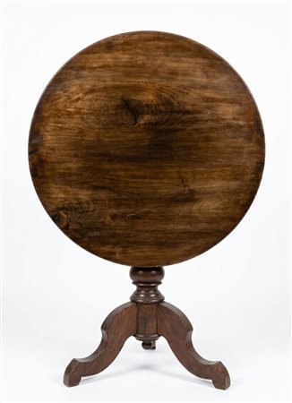 Tavolino a ribalta in legno di noce Manifattura europea, XIX secolo