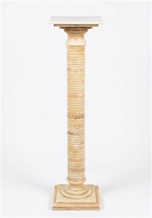 Colonna da interni realizzata in onice con fusto cilindrico lavorato a scanalature orizzontali cm 120 