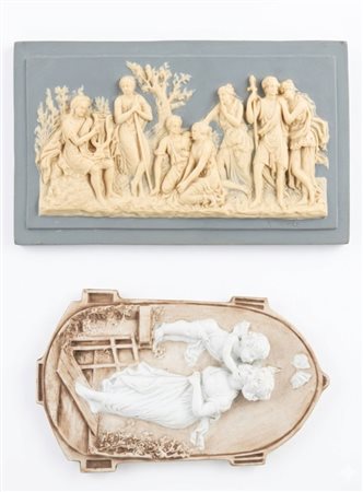Lotto composto da due placche finemente lavorate a rilievo, caratterizzate da una raffinata estetica accademica