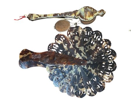 Lotto di antiquariato vario composto da un ventaglio traforato e un occhialini lorgnette in bachelite