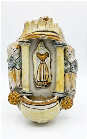 Acquasantiera antica in ceramica maiolicata policroma con figure a rilievo e colonnine