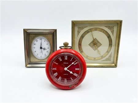 Lotto di tre orologi vintage da tavolo e sveglie di diverse manifatture XX secolo