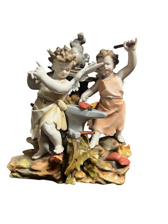 Gruppo scultoreo in porcellana policroma con putti fabbri cm 16