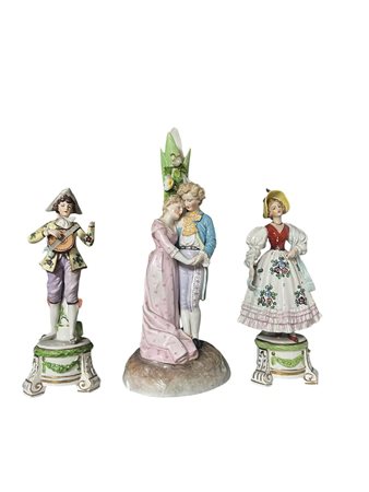 Lotto tre sculture in porcellana policroma cm 20 circa scene galanti e maschere