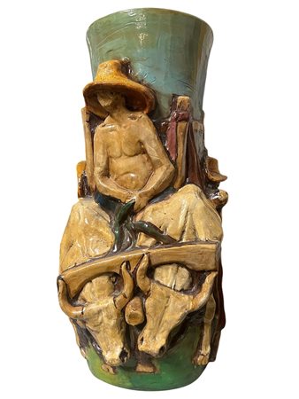Grande vaso monumentale in ceramica policroma a rilievo con scena rurale cm 50