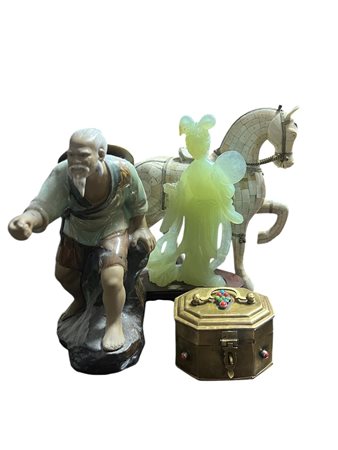 Lotto d'arte orientale composto da quattro sculture e oggetti decorativi cm 15/20 circa