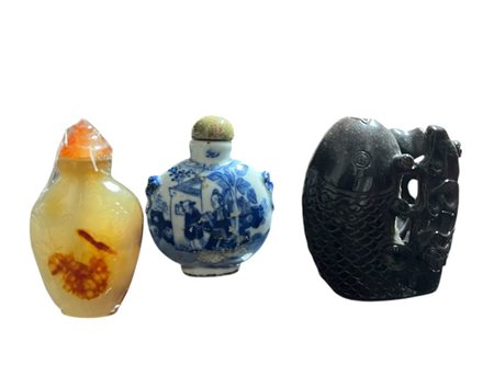 Lotto tre snuff bottles cinesi in corniola porcellana e pietra nera cm 5/6 circa