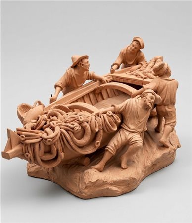 Grande gruppo scultoreo in terracotta raffigurante pescatori e barca cm 25x12 circa