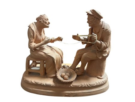 Gruppo scultoreo in terracotta firmato raffigurante coppia di anziani cm 14 circa