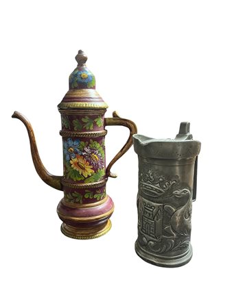 Lotto coppia di brocche d'epoca composta da caffettiera in ceramica policroma e boccale in peltro a rilievo cm 22 circa