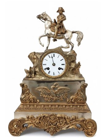 Orologio da camino in bronzo dorato e argentato in stile Impero con Napoleone a cavallo