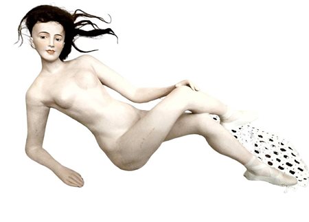 Elegante Scultura in Biscuit: Figura Femminile Nuda Reclinata databile tra la fine del XIX e l'inizio del XX secolo (periodo Liberty / Belle Époque), cm 28