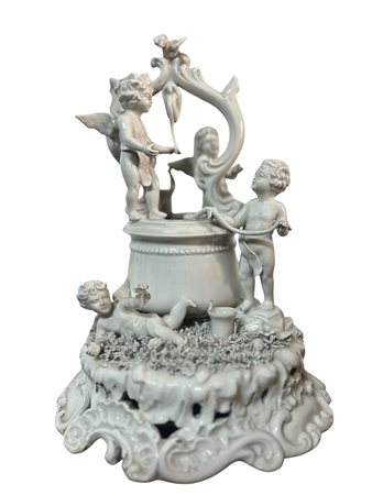 Gruppo scultoreo in maiolica bianca "Putti al pozzo" – cm 23 circa
