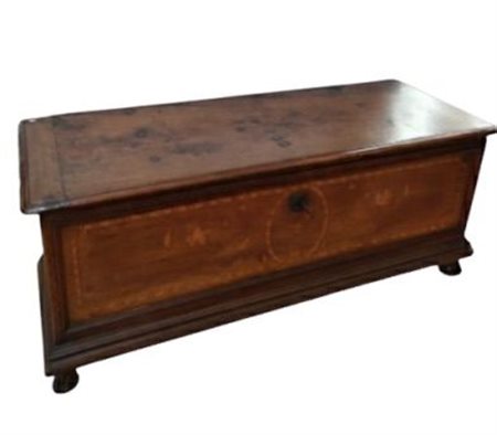 Rara e suggestiva cassapanca da sala o da parata in legno massello intagliato, realizzata  FINE XVIII secolo in un audace stile Neorinascimentale