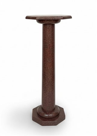 Preziosa colonna da esposizione interamente realizzata in marmo rosso (verosimilmente Rosso di Francia o Rosso Lepanto) cm 120