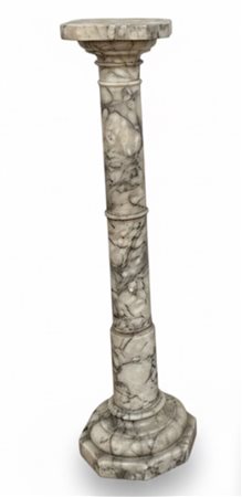 Elegante colonna espositiva da interno, interamente realizzata in marmo bianco con fitte venature grigio-verdi