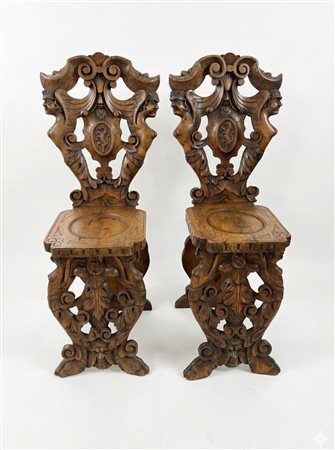 Coppia di Sgabelli "Sgabello" Rinascimentali in Noce Intagliato