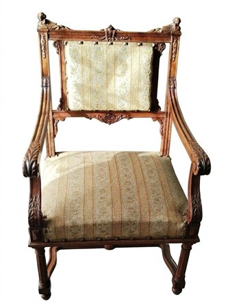 Poltrona Neorinascimentale in noce intagliato con motivi a grottesche e braccioli a voluta – Fine XIX Secolo