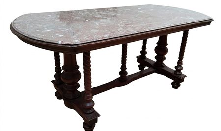 Grande tavolo da pranzo Neorinascimentale con piano in marmo fiorito e base a "fratino" intagliata – Inizio XX Secolo