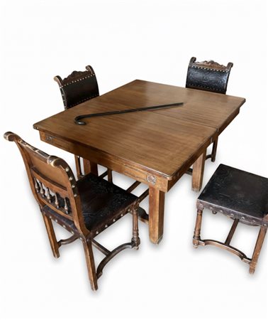 Lotto composto da tavolo e quattro in Stile Rinascimentale – Tavolo Allungabile e Sedie in Cuoio