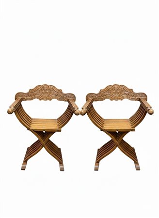 Coppia di Sedie "Savonarola" Vintage in Legno Intagliato