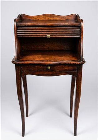 Elegante scrivania da centro in noce, caratterizzata da un'alzata con chiusura a cilindro scorrevole  – Stile Luigi XV – XIX Secolo