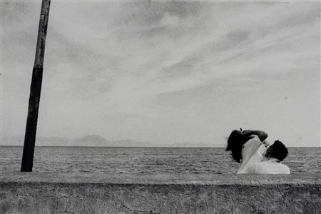 Antonio Biasucci (1961)  - Coppia di giovani abbracciati davanti al mare, 1983