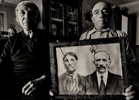 Mario Cresci (1942)  - Dalla serie "Ritratti Reali", Tricarico, 1972