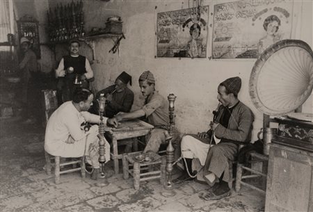 Alfred Eisenstaedt (1898 - 1995)  - Senza titolo (Aleppo, interno di caffè arabo), 1934