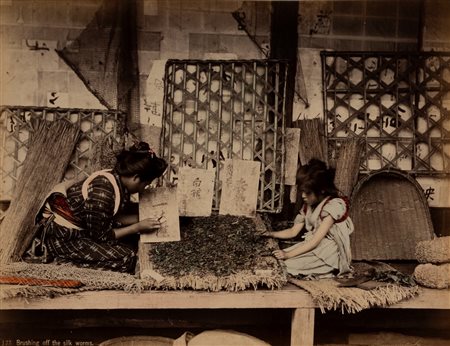 Scuola di Yokoama (XIX sec. XX sec.)  - Brushing off the silk worms, 1880s